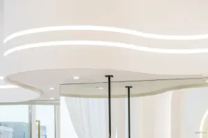 물결치는 LED 라인이 돋보이는 모던 천장 디테일